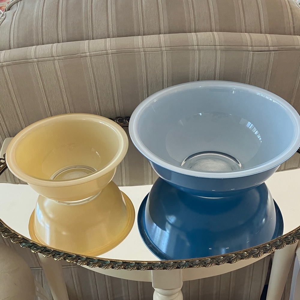 Pyrex Clear Bottom Nesting Bowls, Blue 2 1/2 Quarts, Beige Yellow 1 Quart